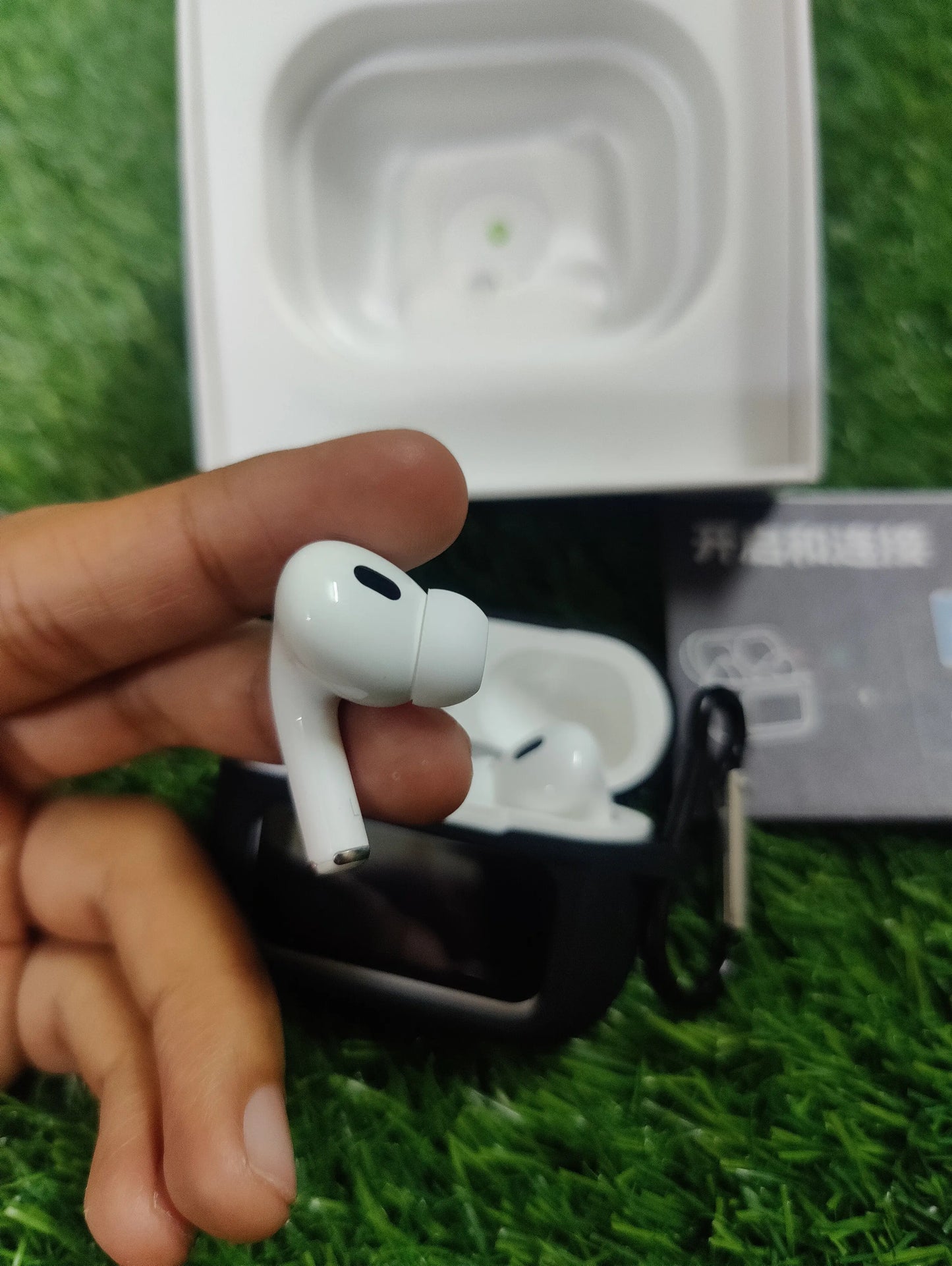 A9PRO_SCREEN_AIRPODS_WIth_ONE_PIECE_OUT